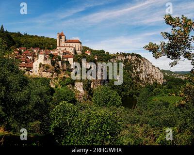 Saint Cirq Lapopie a Lot, Occitanie, Francia. Pittoresco borgo medievale su una collina Foto Stock