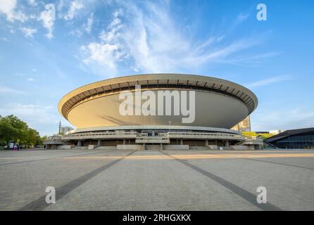 Katowice, Polonia - 18 luglio 2023: Veduta della famosa arena Spodek - palazzetto dello sport costruito a forma di disco volante nel 1971 Foto Stock