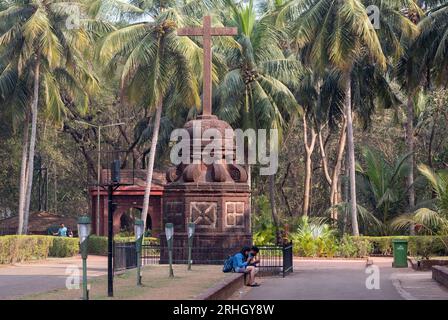 Old Goa, India - gennaio 2023: Un'antica croce di epoca portoghese fatta di mattoni lateriti presso il complesso della basilica di Bom Jesus a Old Goa. Foto Stock