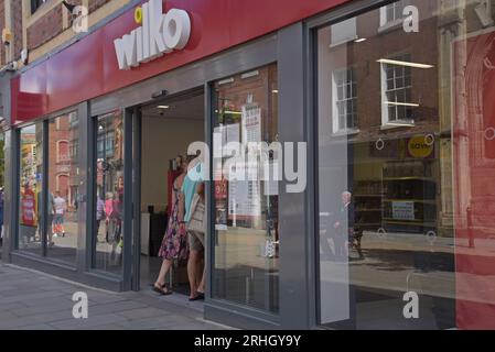 Worcester, Regno Unito, 16 agosto 2023. Gli acquirenti che si recano nel negozio Wilko di Worcester per la vendita amministrativa, quando la scadenza per le offerte di acquisto dell'azienda si avvicinava alla scadenza. Gli amministratori, Price Waterhouse Cooper, fissarono una scadenza della sera del 16 agosto per qualsiasi offerta per l'acquisto della società. G.P Essex/Alamy Live News Foto Stock