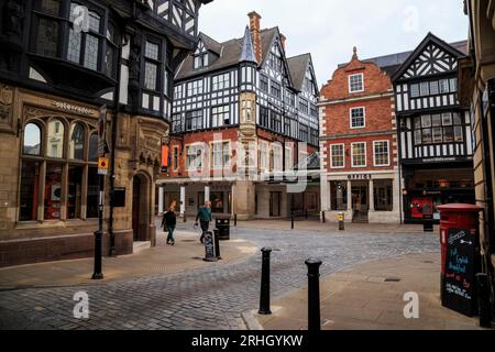 CHESTER, GRAN BRETAGNA - 14 SETTEMBRE 2014: Questi sono gli edifici storici medievali della città vecchia. Foto Stock