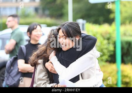 Birmingham, Regno Unito. 17 agosto 2023. Gli studenti della King Edward vi High School for Girls, Edgbaston, Birmingham, celebrano i loro risultati di successo nei loro livelli A. Nonostante le preoccupazioni nazionali che questa coorte sia la "più sfortunata”, la scuola sta celebrando i risultati meglio di quelli mai registrati prima della pandemia. Crediti: Peter Lopeman/Alamy Live News Foto Stock