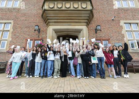 Birmingham, Regno Unito. 17 agosto 2023. Gli studenti della King Edward vi High School for Girls, Edgbaston, Birmingham, celebrano i loro risultati di successo nei loro livelli A. Nonostante le preoccupazioni nazionali che questa coorte sia la "più sfortunata”, la scuola sta celebrando i risultati meglio di quelli mai registrati prima della pandemia. Crediti: Peter Lopeman/Alamy Live News Foto Stock