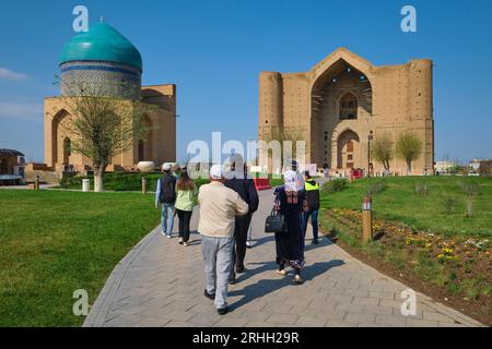 La folla di turisti si avvicina e il mausoleo Rabia Sultan Begum accanto ad esso. Nello stile Timirud, luogo simbolo dell'era della via della seta, il Khoja Ahmed Yasawi ma Foto Stock