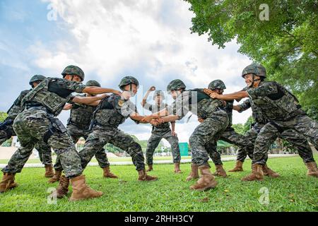 NANNING, CINA - 17 AGOSTO 2023 - i membri del team SWAT giocano il tiro alla fune durante una sessione di addestramento a Nanning, provincia del Guangxi, Cina, 17 agosto 2023. Foto Stock