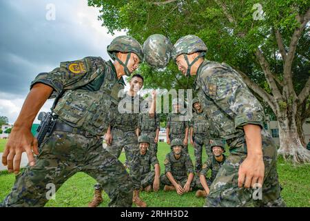 NANNING, CINA - 17 AGOSTO 2023 - i membri del team SWAT finiscono una partita durante una pausa di allenamento a Nanning, provincia del Guangxi, Cina, 17 agosto 2023. Foto Stock