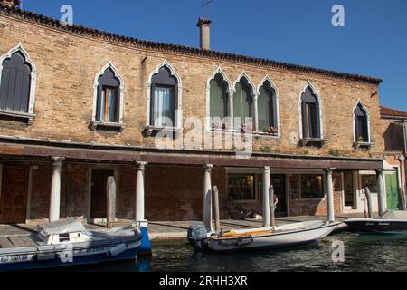 Canali ed edifici intorno a Murano, Venezia, Italia. Murano, famosa in tutto il mondo per la produzione del vetro di Murano, si sviluppò un'arte molto caratteristica Foto Stock
