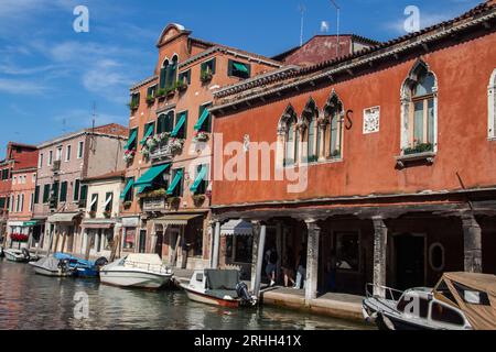 Canali ed edifici intorno a Murano, Venezia, Italia. Murano, famosa in tutto il mondo per la produzione del vetro di Murano, si sviluppò un'arte molto caratteristica Foto Stock