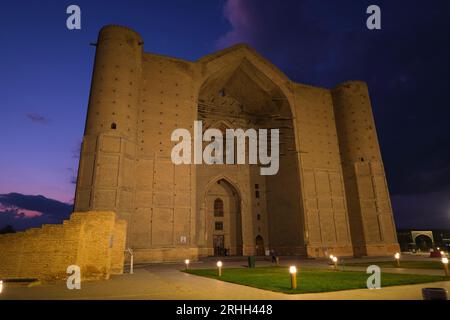 Incombente, dopo il tramonto, vista della facciata anteriore, proprio quando l'illuminazione notturna è stata accesa. Nello stile Timirud, luogo iconico dell'era della via della seta, Th Foto Stock