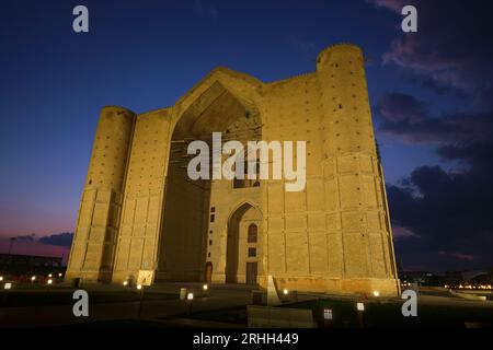 Incombente, dopo il tramonto, vista della facciata anteriore, proprio quando l'illuminazione notturna è stata accesa. Nello stile Timirud, luogo iconico dell'era della via della seta, Th Foto Stock