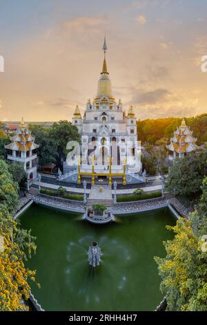 26 marzo 2023 - Distretto 9, ho chi Minh City: La Pagoda di Buu Long è un tempio con una combinazione di culture thailandesi, indiane e vietnamite. Foto Stock