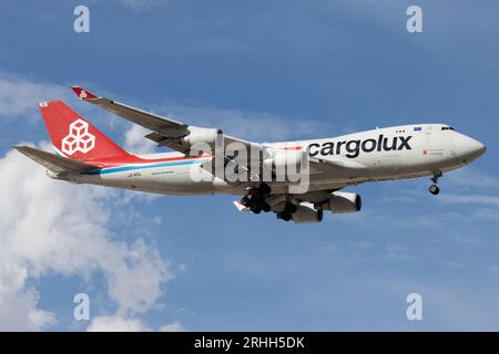 Un Cargolux Boeing 747-400 cargo che atterra dal Lussemburgo. Foto Stock