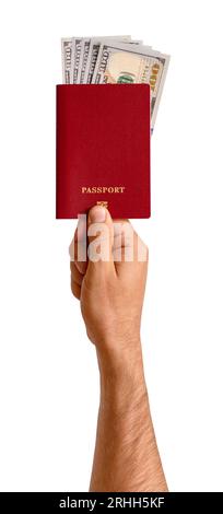 Passaporto rosso con copertina vuota e banconote da 100 dollari americani in mano maschile isolate su sfondo bianco. Foto Stock