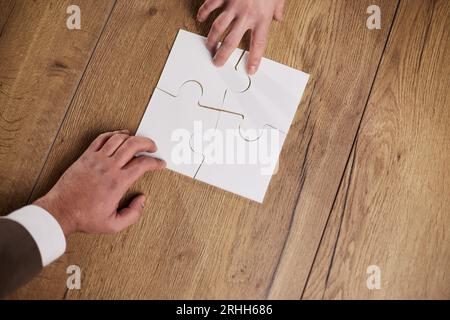 Al di sopra di vista del team aziende guardando la carta durante la riunione e discussione Foto Stock