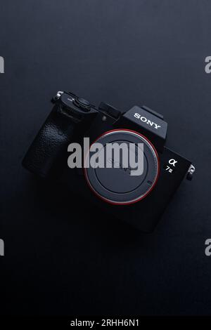 Una foto di un corpo fotocamera mirrorless Sony Alpha A7III. Foto Stock