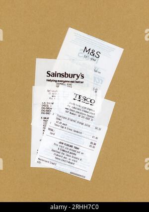 LONDRA, Regno Unito - 29 GIUGNO 2023: Ricezione dei supermercati britannici Tesco Sainsbury's e M&S. Foto Stock