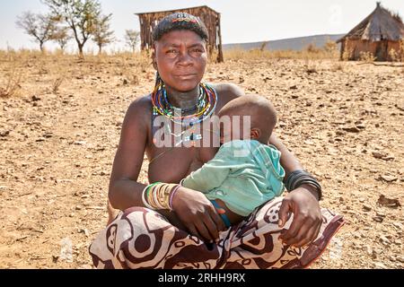 Namibia. Ritratto di una giovane donna del gruppo etnico Zemba Bantu con il suo bambino, nella regione di Kunene Foto Stock