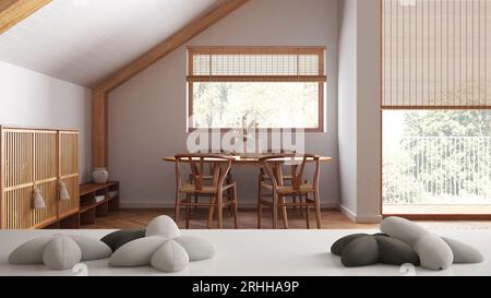 Tavolo bianco, scrivania o mensola con cinque soffici cuscini bianchi a forma di stelle o fiori, sopra la sala da pranzo scandinava con divano e tavolo, architetto Foto Stock