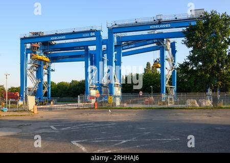 Danzica, Polonia - 15 agosto 2023: Gru a cavalletto nel porto di Danzica. Trasportatore per gru utilizzato nell'industria dei cantieri navali Foto Stock