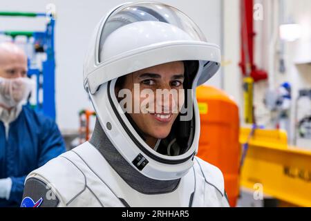 CAPE CANAVERAL, FLORIDA, USA - 22 luglio 2023 - Ritratto dell'astronauta SpaceX Crew-7 Jasmin Moghbeli nella sua tuta di pressione nelle attività pre-lancio. S Foto Stock