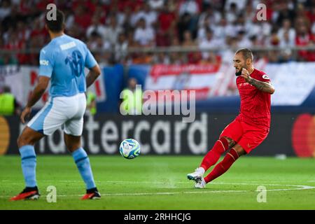 Pireo, Grecia. 16 agosto 2023: Nemanja Gudelj di Siviglia in azione durante la partita di Supercoppa UEFA 2023 tra Manchester City FC e Sevilla FC allo Stadio Georgios Karaiskakis nel Pireo, Grecia. 16 agosto 2023. (Foto di Nikola Krstic/Alamy) Foto Stock