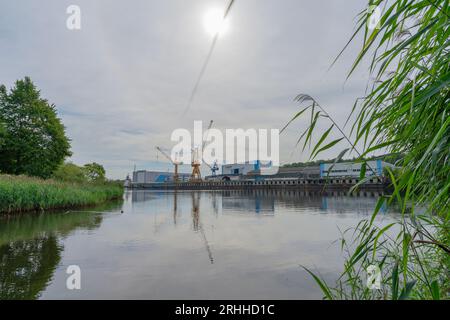 Werft o Ship yrads Nobiskrug GmbH, specializzata in yacht, Kiel Canal, Rendsburg, Schleswig-Holstein, Germania, Europa centrale Foto Stock