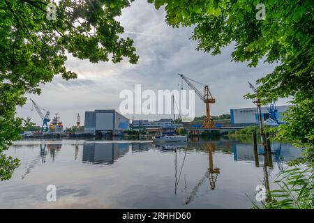 Werft o Ship yrads Nobiskrug GmbH, specializzata in yacht, Kiel Canal, Rendsburg, Schleswig-Holstein, Germania, Europa centrale Foto Stock