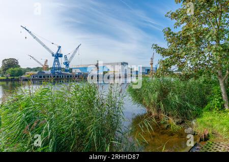 Werft o Ship yrads Nobiskrug GmbH, specializzata in yacht, Kiel Canal, Rendsburg, Schleswig-Holstein, Germania, Europa centrale Foto Stock