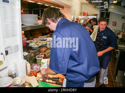 La notte di apertura al Framlingham Crown Hotel è molto affollata e le nuove scuderie si trasformano in un ristorante sul retro e inevitabilmente un po' irregolari per il personale Foto Stock