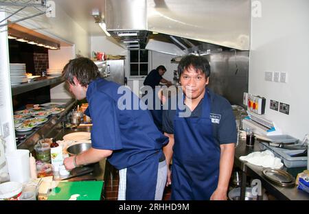 La notte di apertura al Framlingham Crown Hotel è molto affollata e le nuove scuderie si trasformano in un ristorante sul retro e inevitabilmente un po' irregolari per il personale Foto Stock