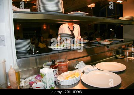 La notte di apertura al Framlingham Crown Hotel è molto affollata e le nuove scuderie si trasformano in un ristorante sul retro e inevitabilmente un po' irregolari per il personale Foto Stock