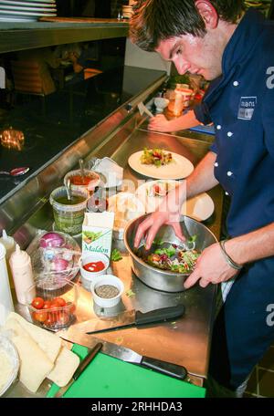 La notte di apertura al Framlingham Crown Hotel è molto affollata e le nuove scuderie si trasformano in un ristorante sul retro e inevitabilmente un po' irregolari per il personale Foto Stock