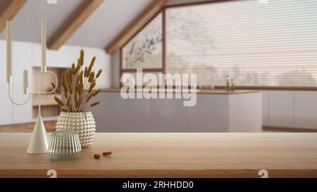 Tavolo in legno, scrivania o mensola da vicino con vasi in ceramica e vetro con piante secche, cannucce su una vista sfocata della cucina in legno di japandi in stile minimalista Foto Stock