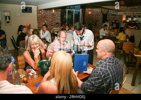 La notte di apertura al Framlingham Crown Hotel è molto affollata e le nuove scuderie si trasformano in un ristorante sul retro e inevitabilmente un po' irregolari per il personale Foto Stock