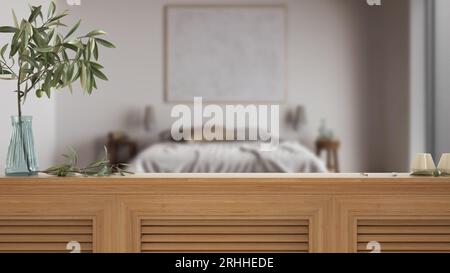 Piano da tavolo, armadio, pannello o ripiano in legno con persiane a vista. Ramo d'oliva in vaso e candele. Sfondo sfocato con camera da letto minimalista bianca, jap Foto Stock