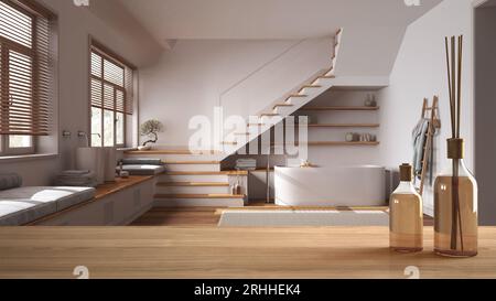 Tavolo o ripiano in legno con bottiglie aromatiche sul bagno con vasca e scala, design interno dall'architettura moderna Foto Stock