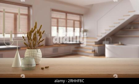 Tavolo in legno, scrivania o mensola da vicino con vasi in ceramica e vetro con piante secche, cannucce su una vista sfocata dei japandi bagno in legno in stile minimalista Foto Stock