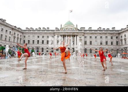 I ballerini si esibiscono nelle fontane della Somerset House, Londra, durante una prova generale per il contrappunto di Shobana Jeyasingh, che suonerà otto volte questo fine settimana come parte del festival Summer in the Courtyard di Somerset House e Inside Out di Westminster City Council. Data foto: Giovedì 17 agosto 2023. Foto Stock