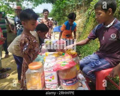 Venditore di dolci fuori dal campo profughi di Balukhali. Circa 919.000 rifugiati Rohingya vivono nei campi di Kutupalong e Nayapara nella regione del Bazar di Cox, che sono diventati alcuni dei campi più grandi e densamente popolati del mondo. Bangladesh. Foto Stock