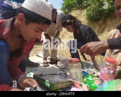 Venditore di dolci fuori dal campo profughi di Balukhali. Circa 919.000 rifugiati Rohingya vivono nei campi di Kutupalong e Nayapara nella regione del Bazar di Cox, che sono diventati alcuni dei campi più grandi e densamente popolati del mondo. Bangladesh. Foto Stock