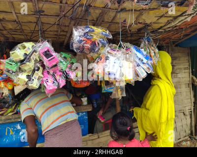 Venditore di giocattoli fuori dal campo profughi di Balukhali. Circa 919.000 rifugiati Rohingya vivono nei campi di Kutupalong e Nayapara nella regione del Bazar di Cox, che sono diventati alcuni dei campi più grandi e densamente popolati del mondo. Bangladesh. Foto Stock