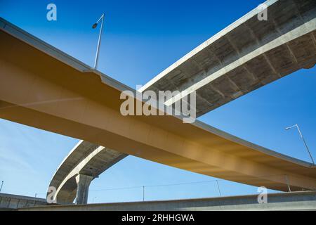 Moderna costruzione autostradale con architettura a volo alto all'aeroporto di Miami sotto il cielo blu Foto Stock