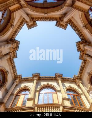 Patio interno della Loggia di Heraklion, Creta, Grecia, un edificio veneziano in stile palladiano, costruito nel 1626 e decorato con triglifi e rilievi. Foto Stock