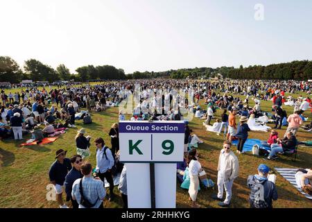 Gente che aspetta di andare a Wimbledon per il primo giorno di campionati di tennis. Immagine scattata il 3 luglio 2023. © Belinda Jiao jiao.bilin@gmail.com 0 Foto Stock