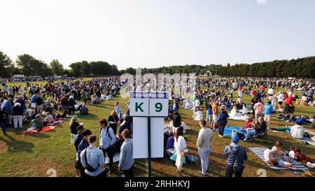 Gente che aspetta di andare a Wimbledon per il primo giorno di campionati di tennis. Immagine scattata il 3 luglio 2023. © Belinda Jiao jiao.bilin@gmail.com 0 Foto Stock