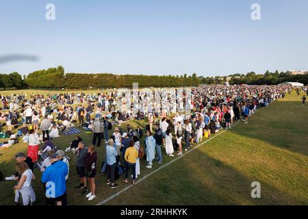 Gente che aspetta di andare a Wimbledon per il primo giorno di campionati di tennis. Immagine scattata il 3 luglio 2023. © Belinda Jiao jiao.bilin@gmail.com 0 Foto Stock