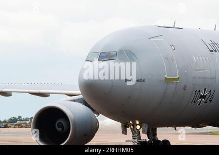 Aereo da trasporto cisterna Airbus A310-304/MRTT dell'Aeronautica militare tedesca denominato otto Lilienthal, rullaggio presso RAF Fairford, Gloucestershire, Regno Unito Foto Stock