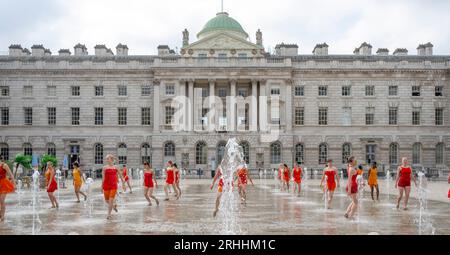 Somerset House, Londra, Regno Unito. 17 agosto 2023. 22 ballerine tutte femminili in vivissimi costumi arancioni disegnate da Ursula Bombshell ballano nelle fontane della Somerset House in una prova di abito per il contrappunto di Shobana Jeyasingh. Ci sono otto spettacoli di Counterpoint nel fine settimana del 19-20 agosto 2023, parte del Summer in the Courtyard di Somerset House e del festival Inside Out del Westminster City Council. Credito: Malcolm Park/Alamy Foto Stock