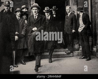 Una fotografia dell'inizio del XX secolo di Michael Collins (1890-1922), rivoluzionario irlandese, soldato e politico che lascia il castello di Dublino a seguito dello scambio di amministrazione dopo la firma del trattato anglo-irlandese. Foto Stock