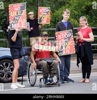 I residenti di Uxbridge e Hiliingdon organizzano una dimostrazione per protestare contro la proposta di estensione della zona ULEZ di Sadiq Khan. Immagine scattata il 9 luglio 2023 Foto Stock